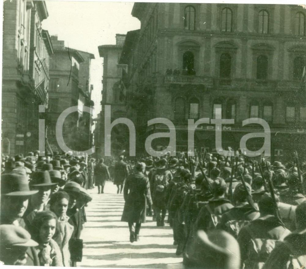 Fotografia d epoca originale 1935 FIRENZE L 84Â° Reggimento Fanteria sfila davanti alla UPIM Fotografia 1