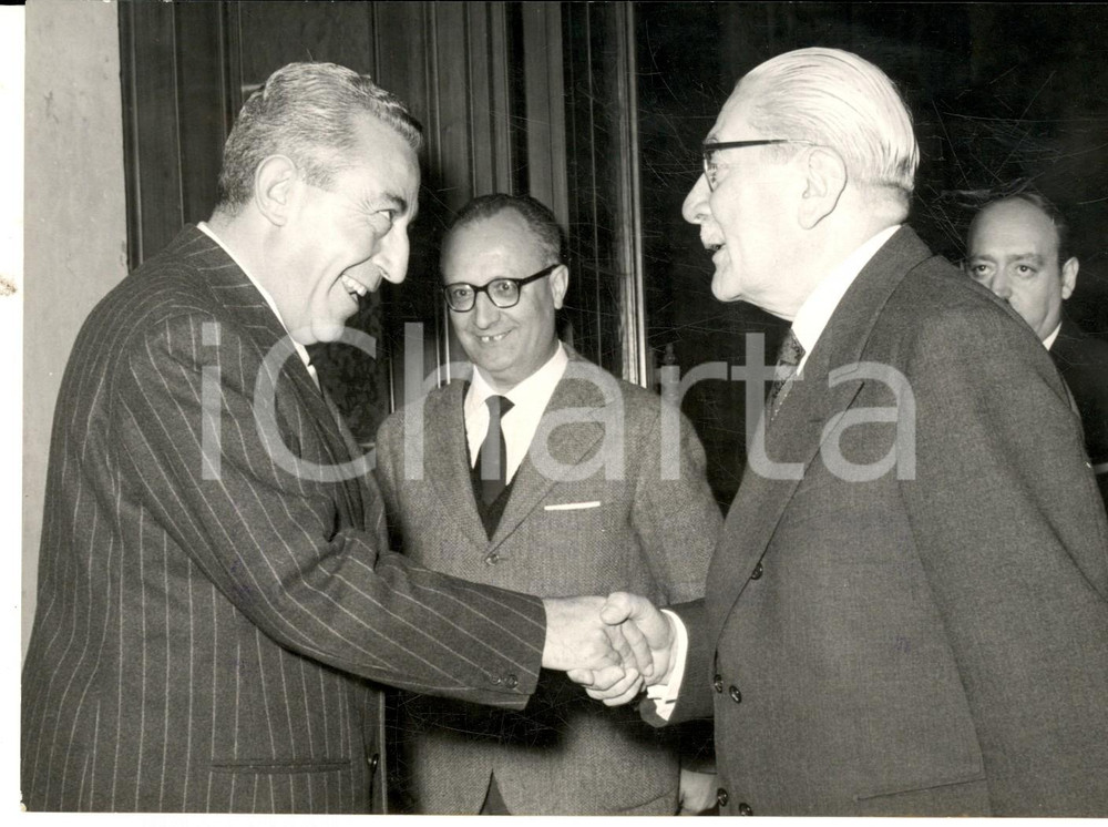 Fotografia d epoca originale 1960 MILANO Prefetto Angelo VICARI si congeda dal sindaco Virgilio FERRARI Foto 1