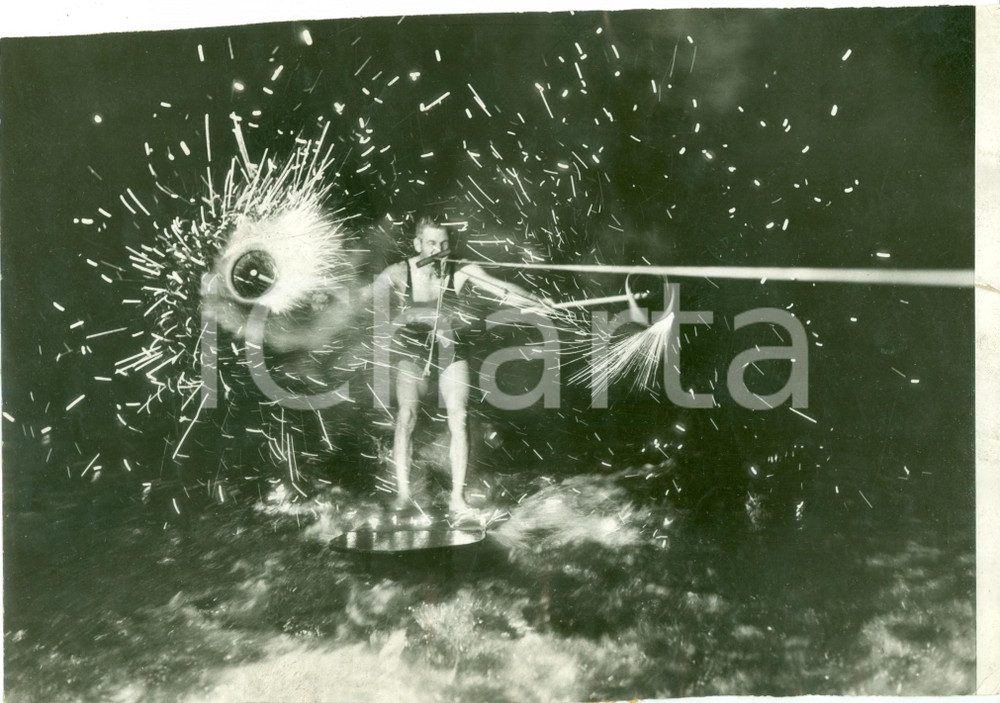 Fotografia d epoca originale 1935 ca USA Atleta di PECK su sci d acqua con fuochi d artificio Fotografia 1