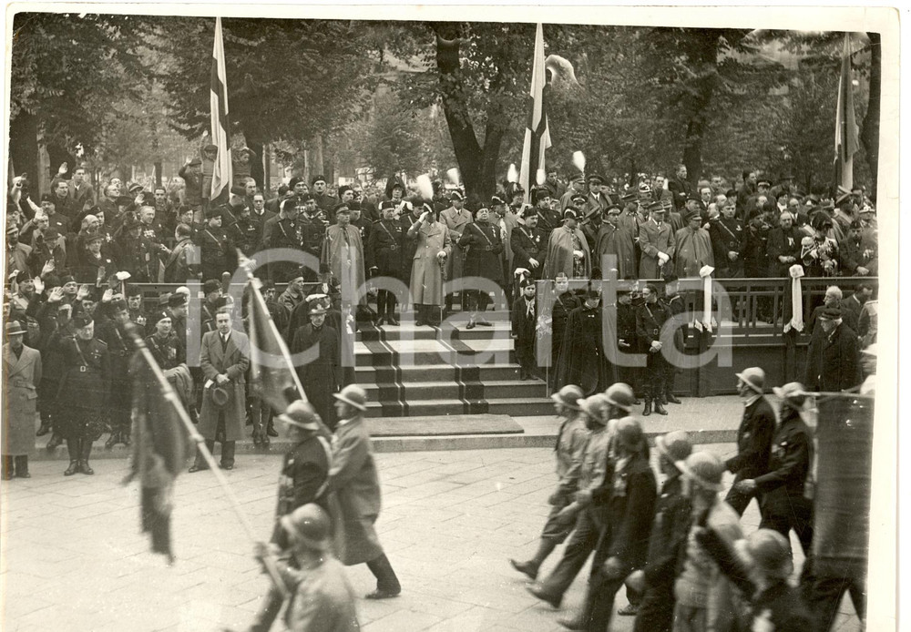 Fotografia d epoca originale 1935 MILANO Annuale Vittoria  AutoritÃ  alla sfilata in piazza SANT AMBROGIO 1