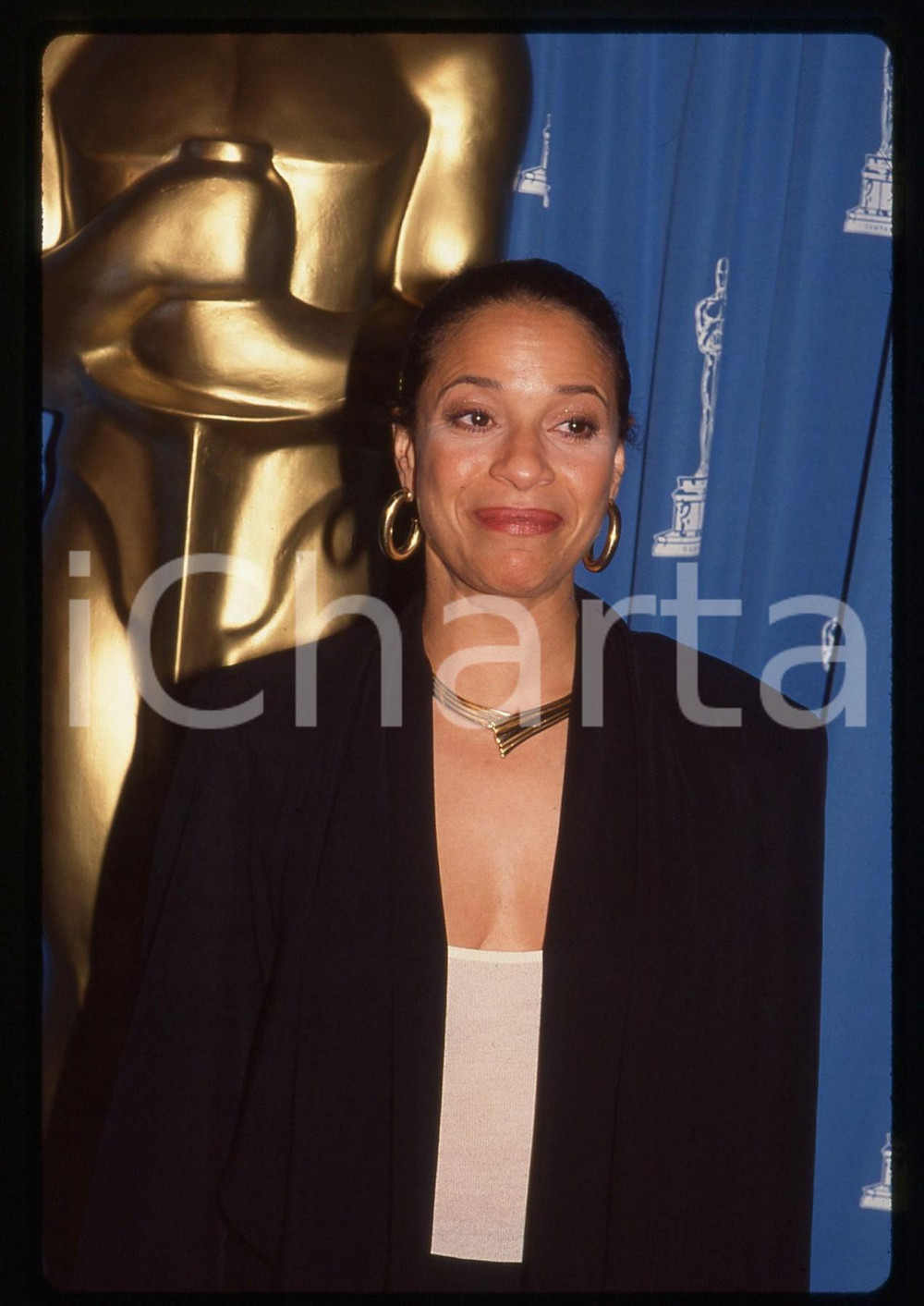 35mm vintage slide* 1992 ACADEMY AWARDS Debbie ALLEN Ritratto dell'attrice (1)  Diapositiva d'epoca, in formato 35 mm. CONDIZIONI: GOOD  Tutti i diritti riservati.E' severamente vietata la riproduzione. ICharta mette in vendita, sul negozio eBay e in esclusiva sul sito "icharta" il proprio archivio composto da numerose diapositive e negativi fotografici d'epoca, tutti originali e autentici, che attraversano la storia del costume italiano tra gli la fine degli anni Sessanta e Novanta.Si tratta di uno sguardo inedito sull'attualit&agrave;, la politica, la vita quotidiana, il gossip e la cultura, che fotografa il cambiamento della nazione in quest'ultimo scorcio del XX secolo. Un'occasione unica per il mercato del collezionismo, che vede finalmente disponibile un archivio eccezionale per vastit&agrave;, tematiche e condizioni, in un settore (il negativo fotografico e la diapositiva) di assoluta novit&agrave; e dalle interessanti prospettive di investimento.  originale e autentica 1
