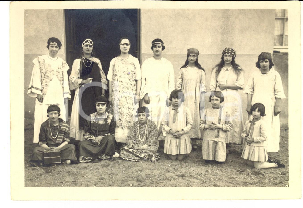 Fotografia d epoca originale 1925 ca CHARLIEU F Adolescenti e bambine in costume teatrale FotoTROMPETTE 1