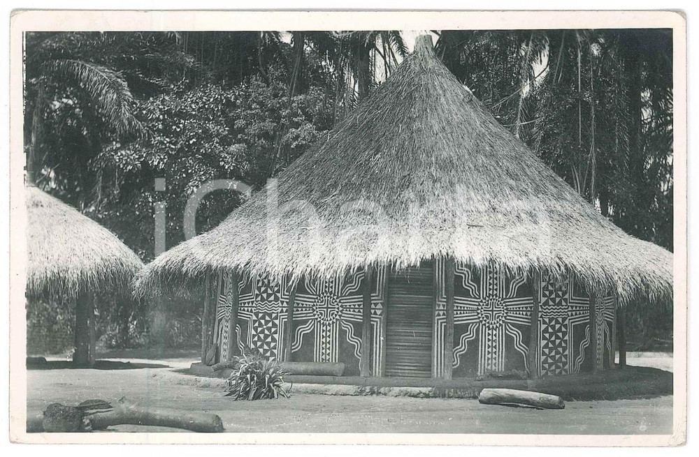 1930 ca C. ZAGOURSKI «L'Afrique qui disparaît» MANGBETU - Village EKIBONDO  Fotocartolina postale d'epoca, appartenente alla serie &laquo;L'Afrique qui dispara&icirc;t&raquo; del fotografo Casimir Zagourski (L&eacute;opoldville).N&deg; 69 della 1^ serie, scritta ma non viaggiata.CONDIZIONI: F (smussature angolari; piccole abrasioni al verso)FORMATO: 14x9 cm    originale e autentica 1