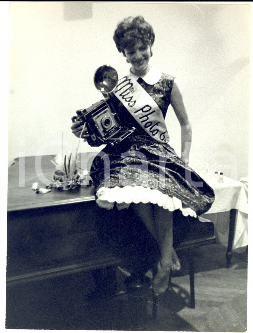 Fotografia d epoca originale 1960 ca PARIS Perrette PRADIER vincitrice di un concorso di bellezza Foto 18x24 1