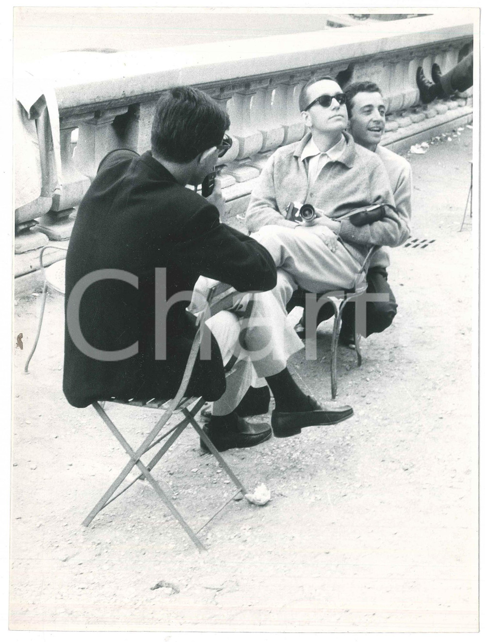 Fotografia d epoca originale 1963 PARIS  FRANCE Amici si fotografano per le vie della cittÃ   Foto 18x24 cm 1