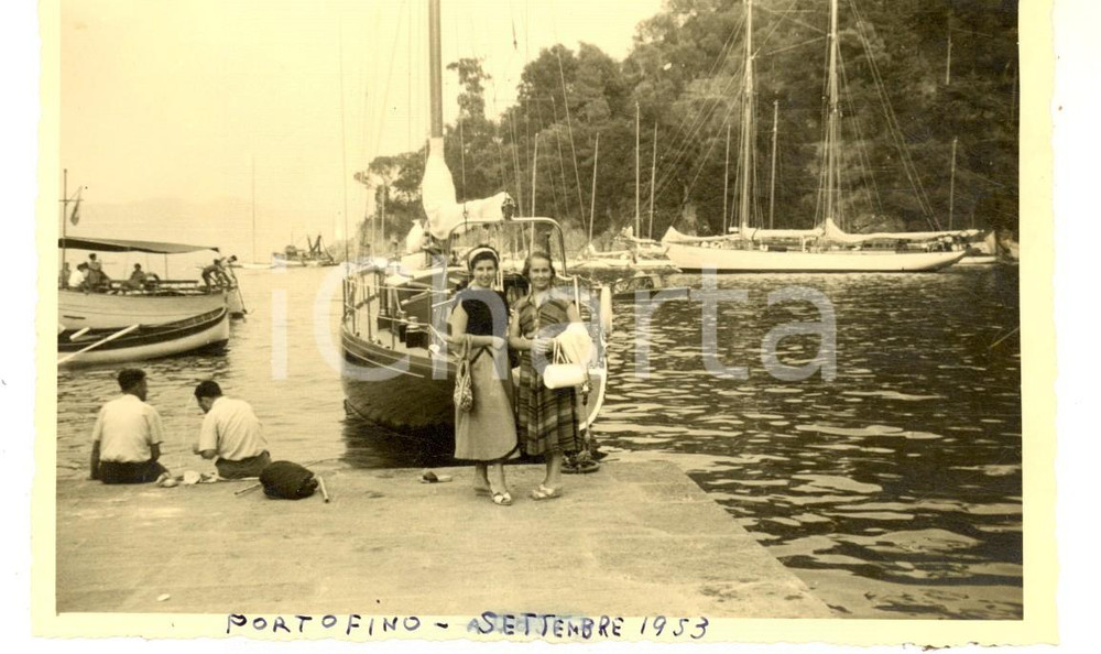 Fotografia d epoca originale 1953 PORTOFINO Ritratto di due donne al molo tra le barche Foto cartolina 1