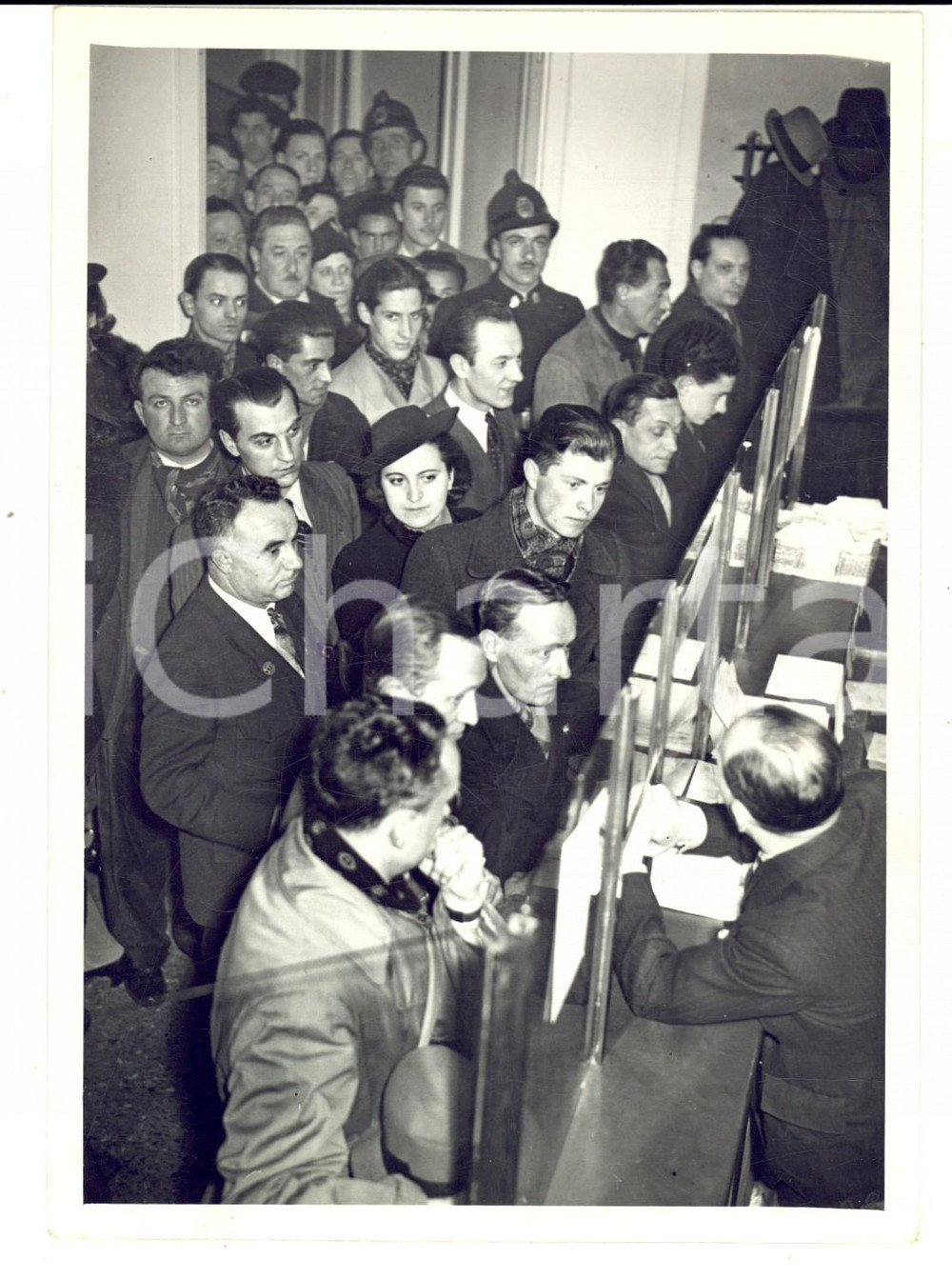 Fotografia d epoca originale 1939 MILANO Folla in coda a uno sportello pubblico Fotografia 13x18 cm 1