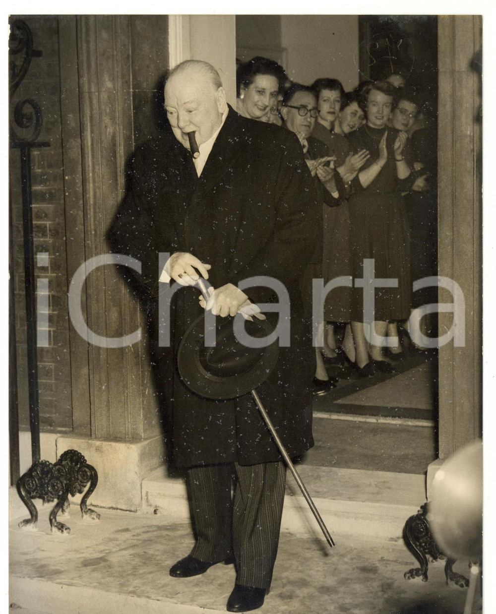 1955 LONDON Sir Winston CHURCHILL leaving Downing Street - Photo 15x20 cm Fotografia d'epoca, con didascalia coeva al verso.  CONDIZIONI: FAIR (piccole macchie; minimo alone diffuso) CONDIZIONI: 15x20 cm    originale e autentica 1