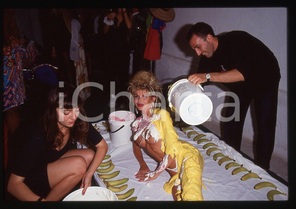 35mm vintage slide* 1995 ca COSTUME Pornostar BARBARELLA e Samuele MAZZA (10) Nella diapositiva compare la pornodiva Barbarella,pseudonimo di Virna Aloisio Bonino.Diapositiva d'epoca, in formato 35 mm.CONDIZIONI: GOODTutti i diritti riservatiE' severamente vietata la riproduzione. ICharta mette in vendita, sul negozio eBay e in esclusiva sul sito "icharta" il proprio archivio composto da numerose diapositive e negativi fotografici d'epoca, tutti originali e autentici, che attraversano la storia del costume italiano tra gli la fine degli anni Sessanta e Novanta.Si tratta di uno sguardo inedito sull'attualit&agrave;, la politica, la vita quotidiana, il gossip e la cultura, che fotografa il cambiamento della nazione in quest'ultimo scorcio del XX secolo. Un'occasione unica per il mercato del collezionismo, che vede finalmente disponibile un archivio eccezionale per vastit&agrave;, tematiche e condizioni, in un settore (il negativo fotografico e la diapositiva) di assoluta novit&agrave; e dalle interessanti prospettive di investimento.  originale e autentica 1