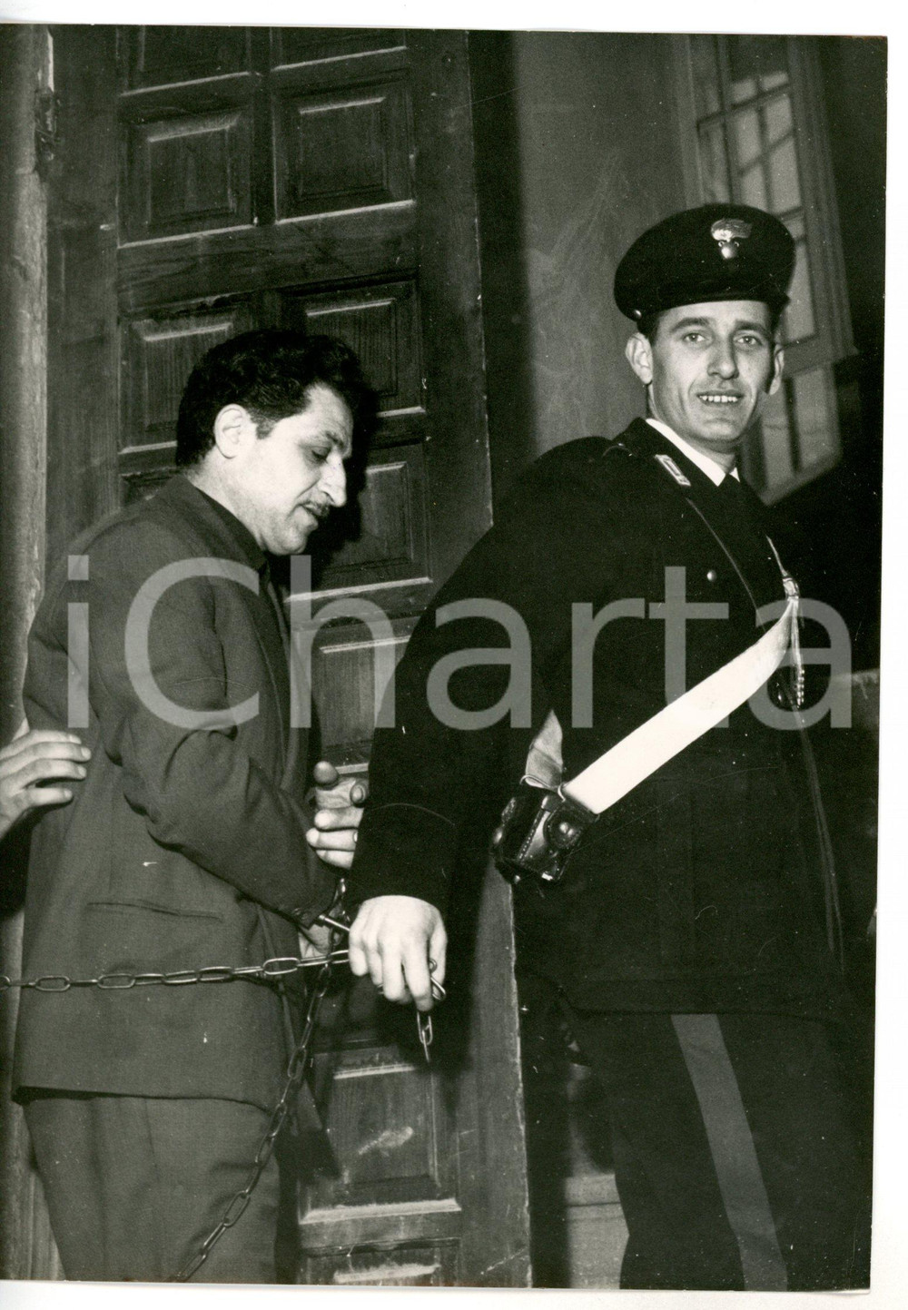1960 TRIBUNALE DI BERGAMO Carabinieri con Vitalino MORANDINI mostro di PONTOGLIO Fotografia d'epoca con didascalia coeva.  CONDIZIONI: G FORMATO: 13x18 cm     originale e autentica 1