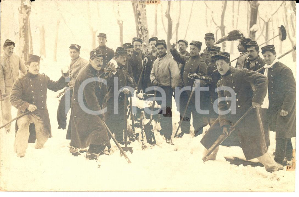 Fotografia d epoca originale 1915 ca WW1 FRANCIA Soldati spalano la neve dai vialetti di un ospedale militare 1