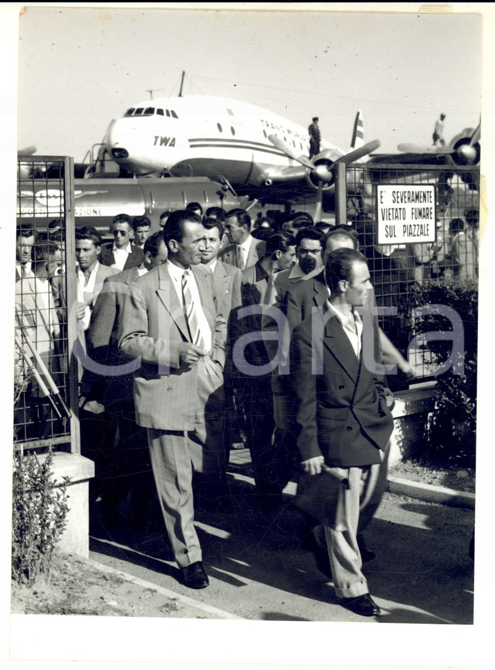 1955 MILANO Arrivo cittadini emigrati da SAN MARINO per le elezioni - Foto Fotografia d'epoca con didascalia coeva.  CONDIZIONI: FAIR (graffi superficiali) FORMATO: 13x18 cm     originale e autentica 1
