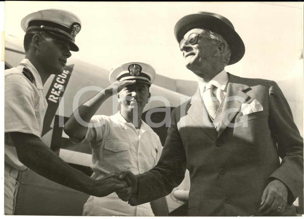 1959 ROMA Antonio SEGNI al rientro da Napoli con ufficiali Aeronautica - Foto  Fotografia d'epoca con didascalia coeva al verso.  CONDIZIONI: G FORMATO: 18x13 cm     originale e autentica 1