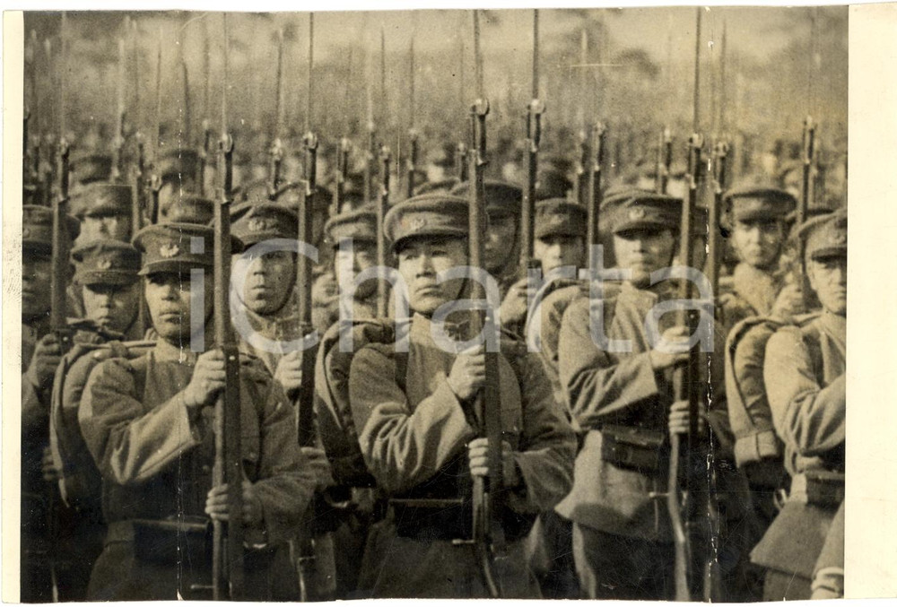 Fotografia d epoca originale 1942 TOKYO WW2 Truppe giapponesi sfilano davanti all Imperatore FOTO DANNEGGIATA 1