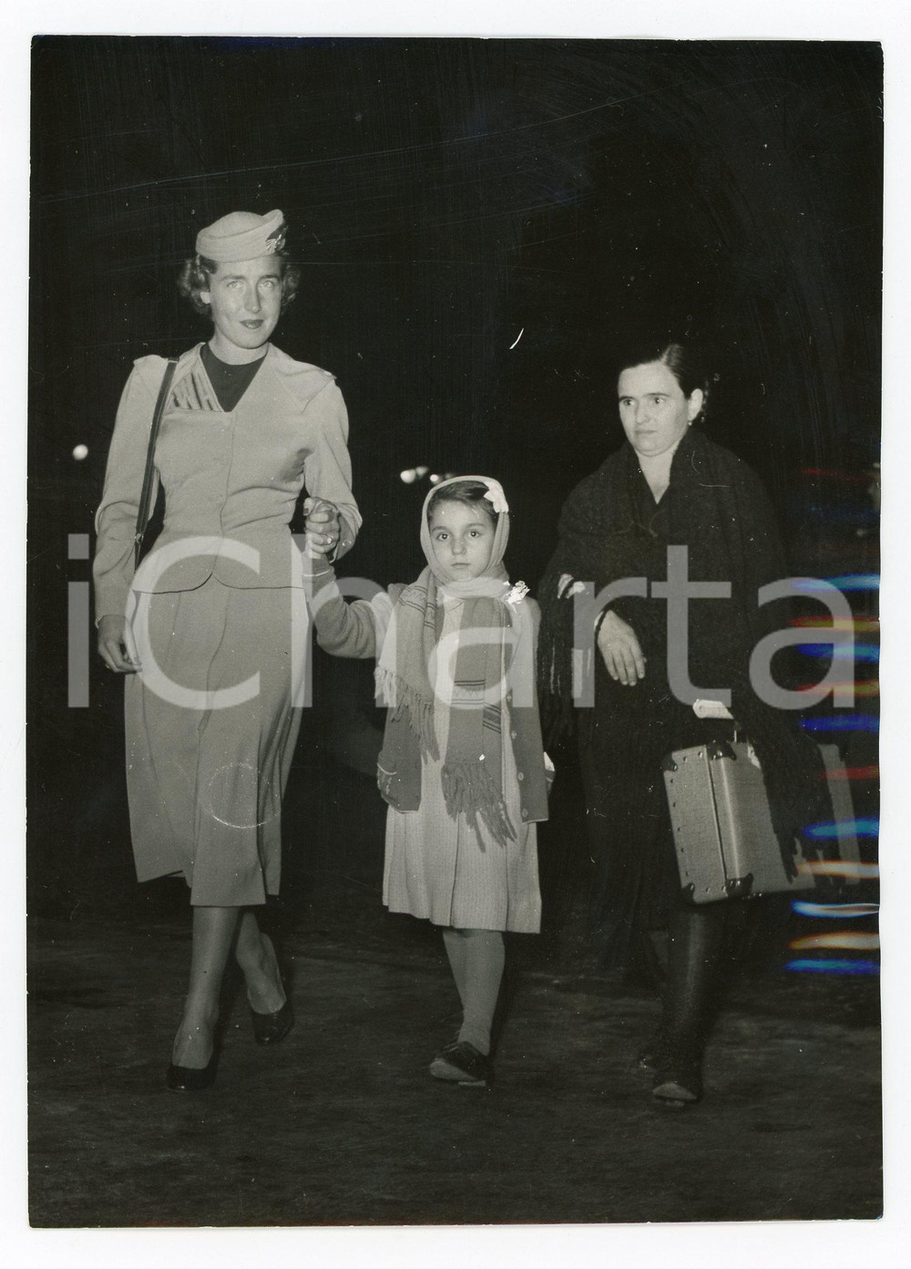 Fotografia d epoca originale 1953 ROMA FIUMICINO Orfana adottata da equipaggio nave DAVIS in partenza Foto 1