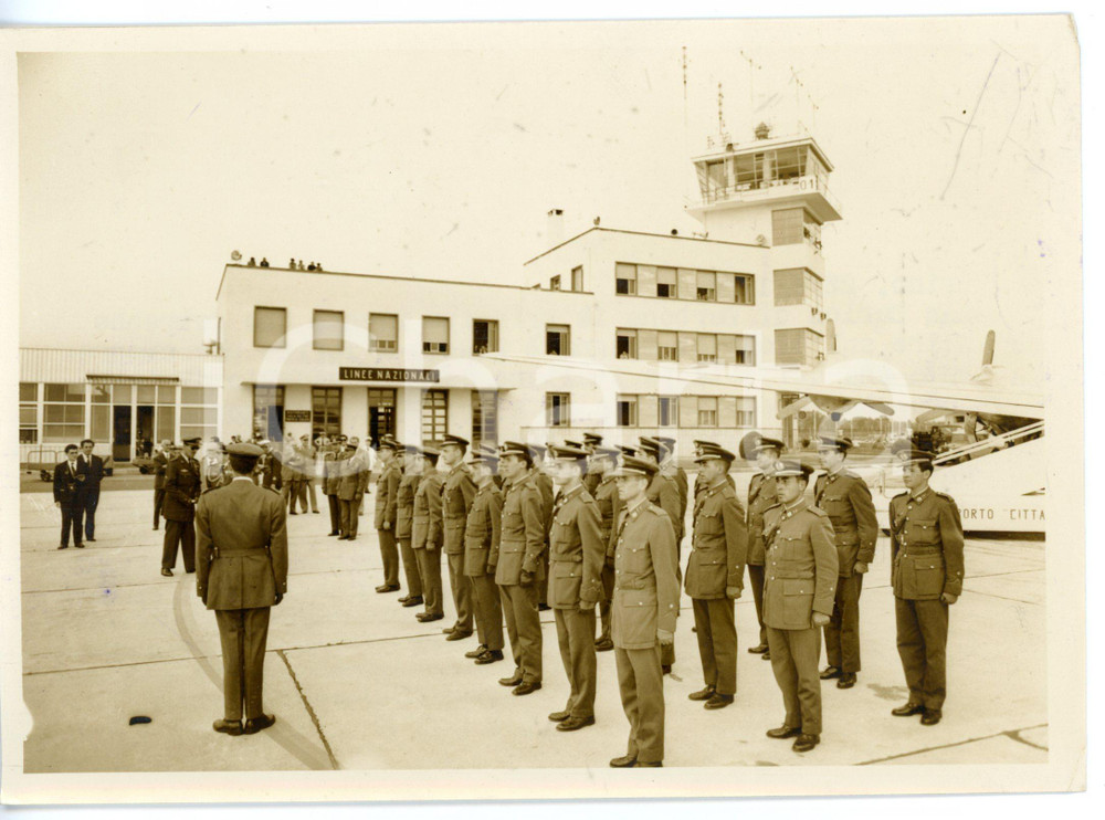 1959 TORINO CASELLE Juan Carlos di BORBONE tra i cadetti dell'accademia militare Fotografia d'epoca con didascalia coeva.  CONDIZIONI: FAIR (alone diffuso; difetti di stampa; piccole piegature angolari; piccola macchia di inchiostro al margine sinistro) FORMATO: 18x13 cm     originale e autentica 1