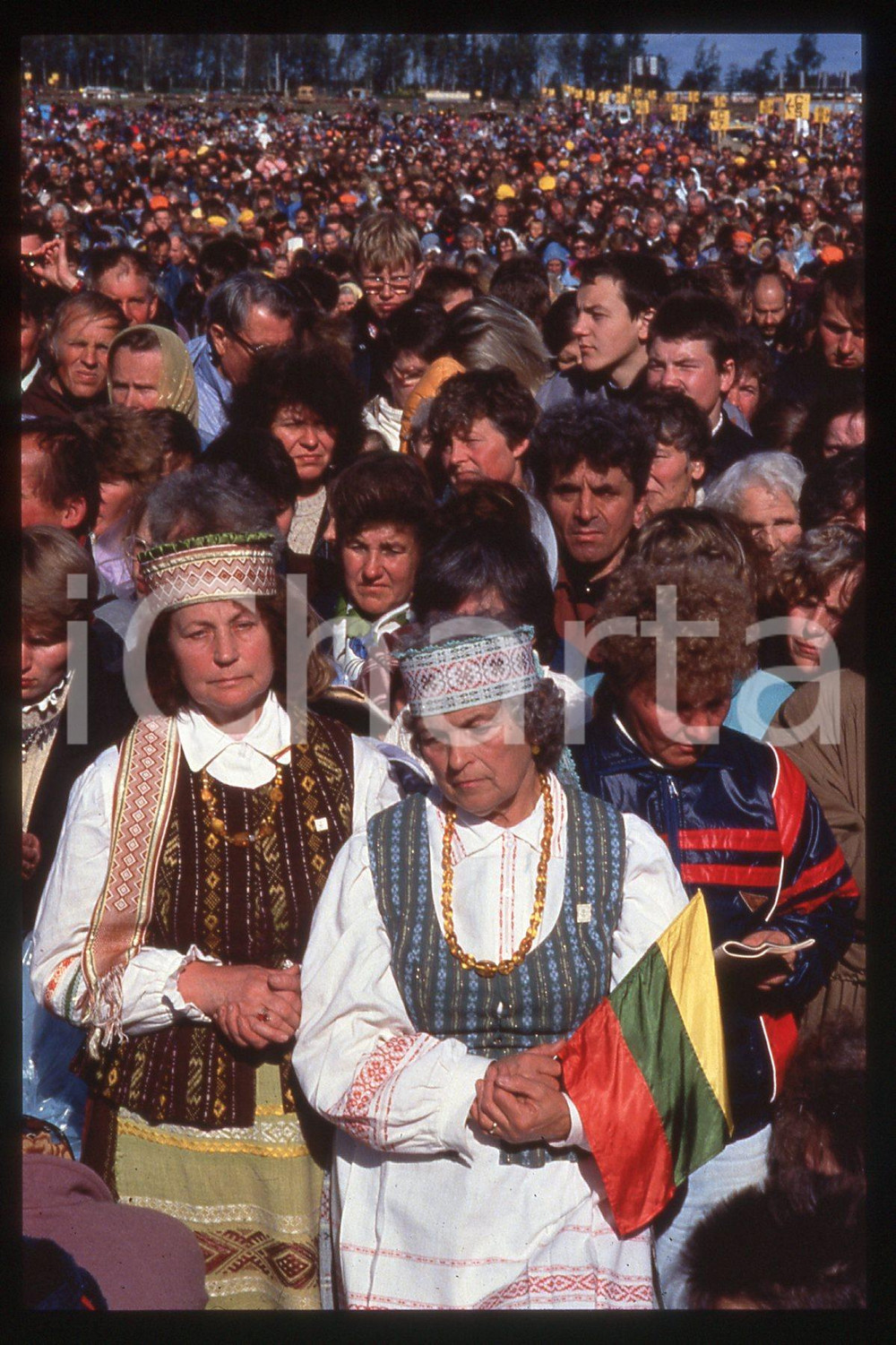35mm vintage slide* 1993 Kaunas, Giovanni Paolo II, people  Diapositiva d'epoca, in formato 35 mm.CONDIZIONI: GOODE' severamente vietata la riproduzione. Tutti i diritti sono riservati.Nella diapositiva ICharta mette in vendita, sul negozio eBay e in esclusiva sul sito "icharta" il proprio archivio composto da numerose diapositive e negativi fotografici d'epoca, tutti originali e autentici, che attraversano la storia del costume italiano tra gli la fine degli anni Sessanta e Novanta.Si tratta di uno sguardo inedito sull'attualit&agrave;, la politica, la vita quotidiana, il gossip e la cultura, che fotografa il cambiamento della nazione in quest'ultimo scorcio del XX secolo. Un'occasione unica per il mercato del collezionismo, che vede finalmente disponibile un archivio eccezionale per vastit&agrave;, tematiche e condizioni, in un settore (il negativo fotografico e la diapositiva) di assoluta novit&agrave; e dalle interessanti prospettive di investimento.  FAIR/discreto   originale e autentica 1