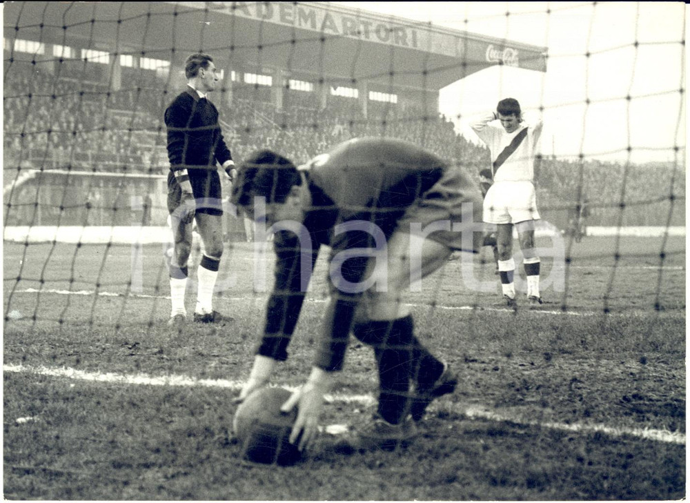 1959 CALCIO SERIE B MONZA-GENOA Gastone BEAN raccoglie dopo il goal *Foto 18x13