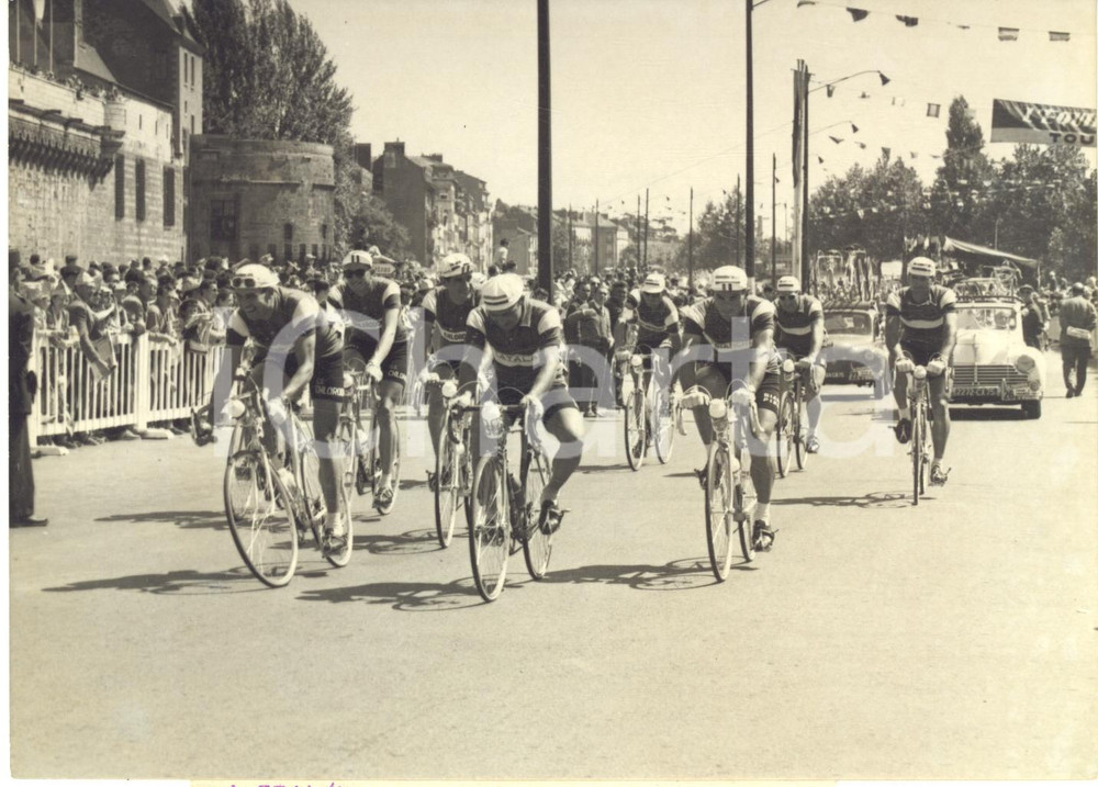 1957 CICLISMO TOUR DE FRANCE NANTES Partenza della squadra italiana - Foto Fotografia d'epoca con didascalia coeva.  CONDIZIONI: GFORMATO: 18x13 cm     originale e autentica 1