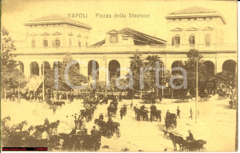 Cartolina originale da collezione 1916 Napoli Piazza Stazione *animata con carrozze 1