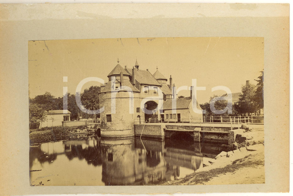 1900 ca BRUGES (BELGIUM) Porte d'Ostende ou des Baudets - Photo 23x15 Fotografia d'epoca originale, stampata all'albumina e montata su cartoncino.CONDIZIONI: F (margine inferiore rifilato; residui cartacei al lato superiore)FORMATO: 23x15 cm     originale e autentica 1