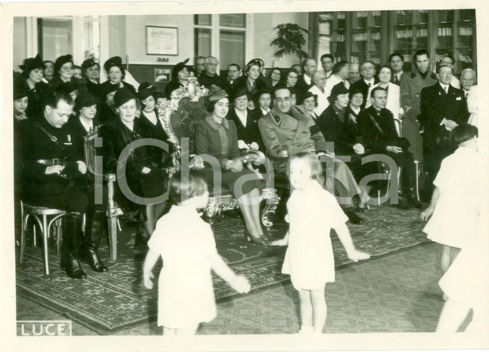 Fotografia d epoca originale 1938 ROMA Principessa Maria di SAVOIA al Centro Profilattico per Befana Fascista 1