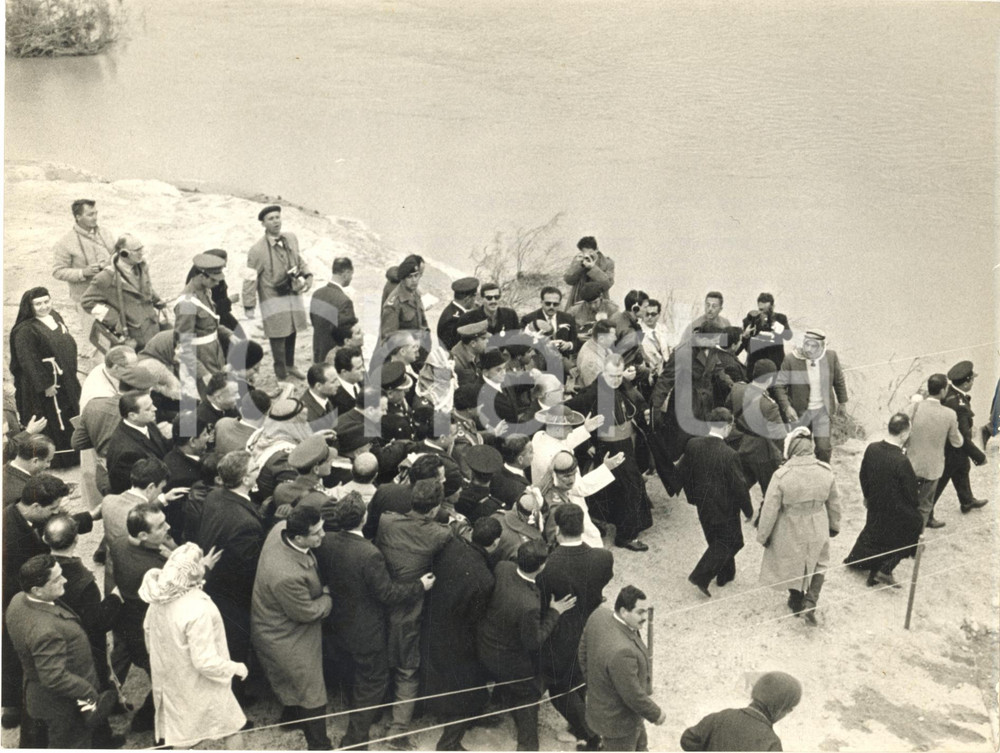 1964 FIUME GIORDANO Papa Paolo VI visita luogo del Battesimo di GesÃ¹ *Foto  Fotografia d'epoca con didascalia coeva al verso.    CONDIZIONI: POOR (piegatura al lato sinistro; rigatura verticale)FORMATO: 24x18 cm     originale e autentica 1