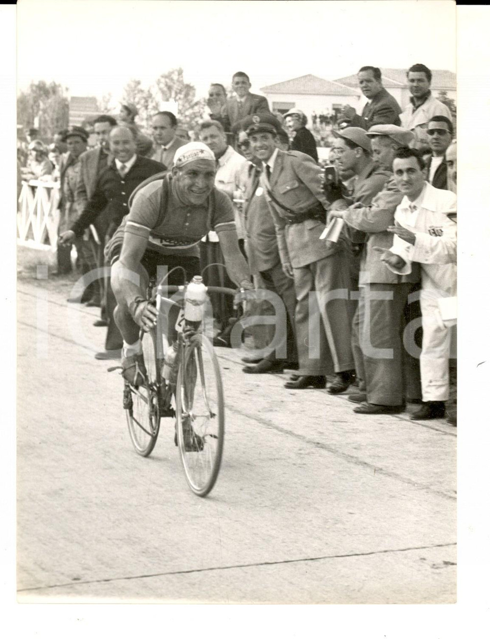 Fotografia d epoca originale 1961 CICLISMO GIRO D ITALIA 1 Tappa TORINO Arrivo di Piet VAN EST Foto 1