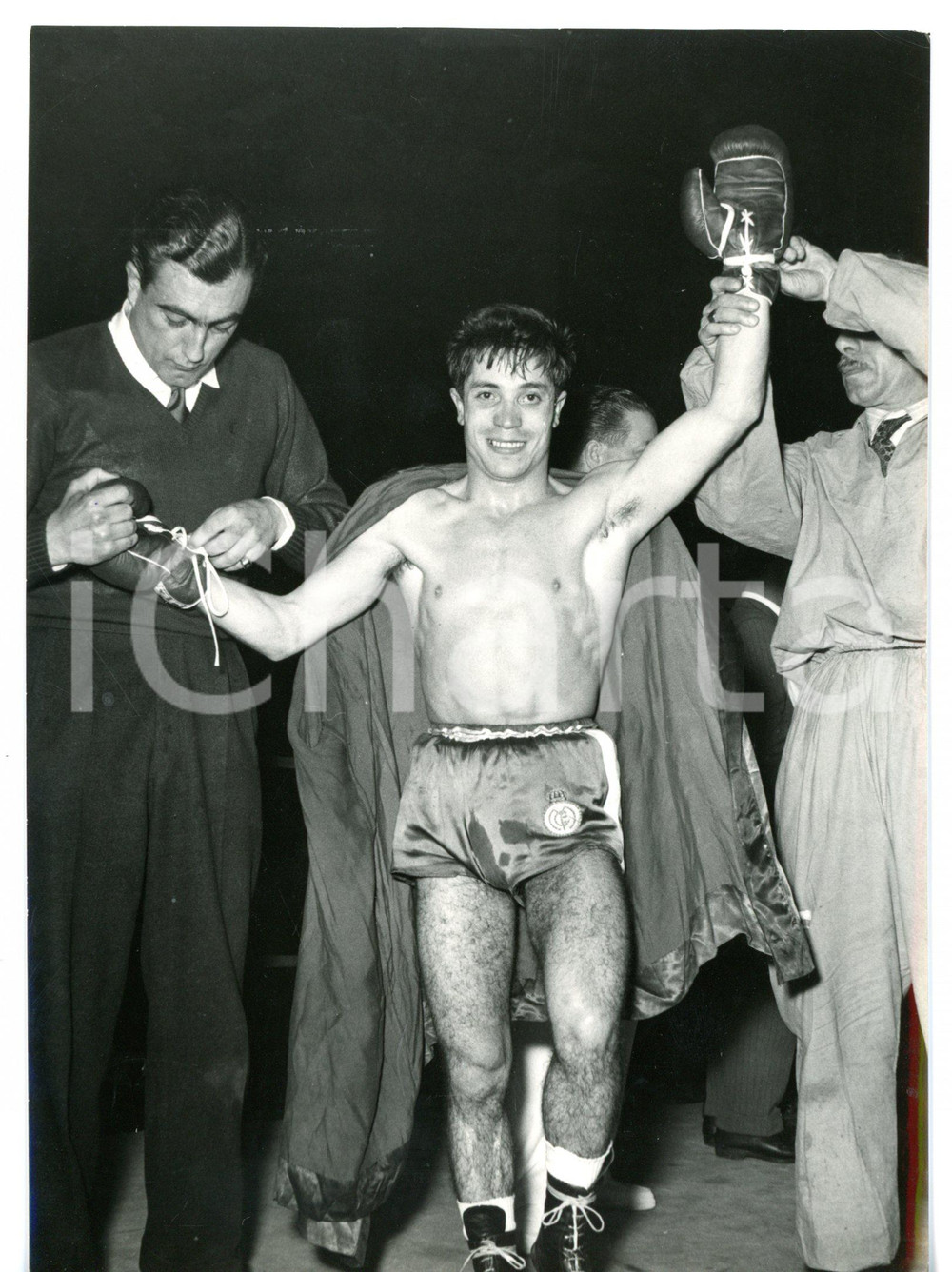 1957 MILANO BOXE Young MARTIN trionfante dopo la vittoria su Aristide POZZALI