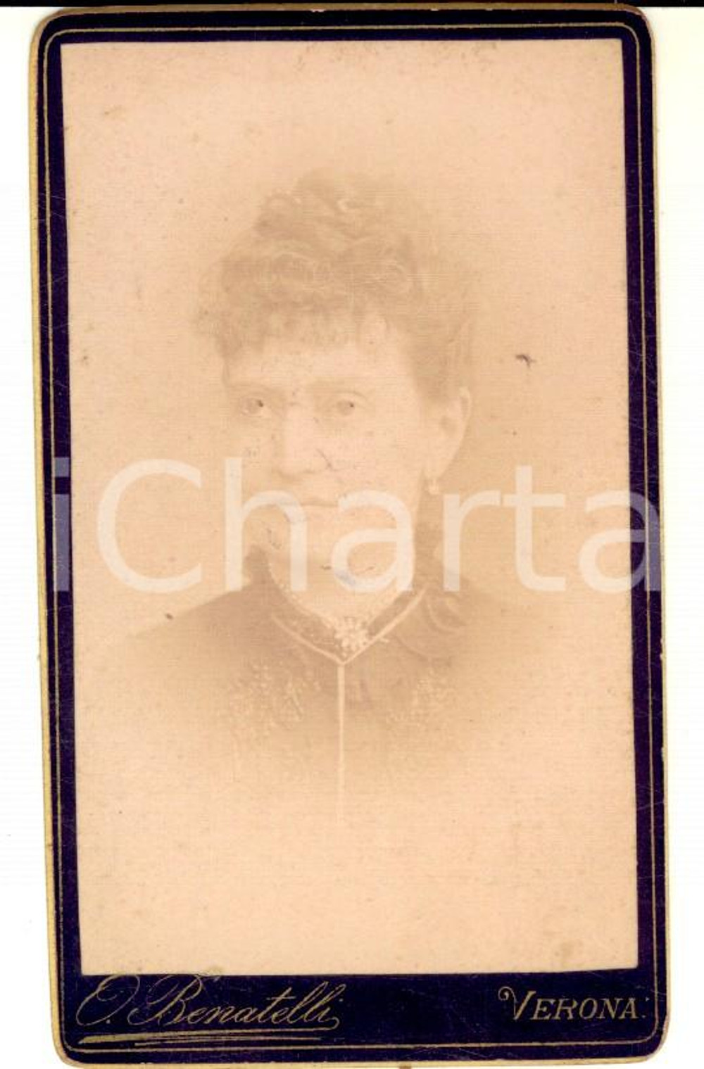 Fotografia d epoca originale 1880 ca VENEZIA Ritratto di donna in abito scuro e spilla Foto O. BENATELLI CDV 1