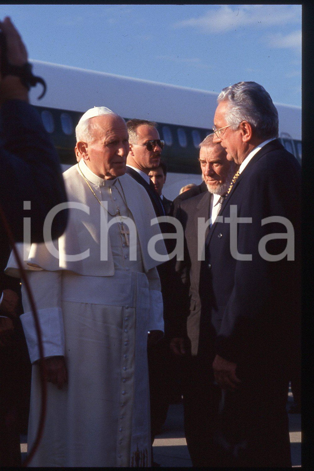 35mm vintage slide* 1994 ZAGREB - GIOVANNI PAOLO II at International Airport  Diapositiva d'epoca, in formato 35 mm.CONDIZIONI: GOODE' severamente vietata la riproduzione. Tutti i diritti sono riservati.Nella diapositiva ICharta mette in vendita, sul negozio eBay e in esclusiva sul sito "icharta" il proprio archivio composto da numerose diapositive e negativi fotografici d'epoca, tutti originali e autentici, che attraversano la storia del costume italiano tra gli la fine degli anni Sessanta e Novanta.Si tratta di uno sguardo inedito sull'attualit&agrave;, la politica, la vita quotidiana, il gossip e la cultura, che fotografa il cambiamento della nazione in quest'ultimo scorcio del XX secolo. Un'occasione unica per il mercato del collezionismo, che vede finalmente disponibile un archivio eccezionale per vastit&agrave;, tematiche e condizioni, in un settore (il negativo fotografico e la diapositiva) di assoluta novit&agrave; e dalle interessanti prospettive di investimento.  FAIR/discreto   originale e autentica 1