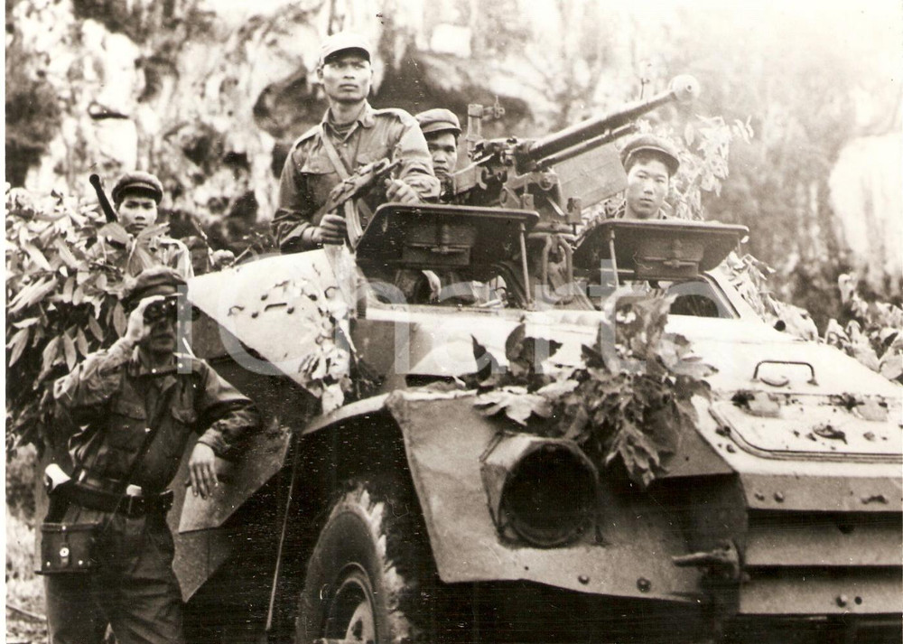 Fotografia d epoca originale 1970 LAOS Guerriglieri comunisti avanzano nella giungla con mezzo cingolato Foto 1