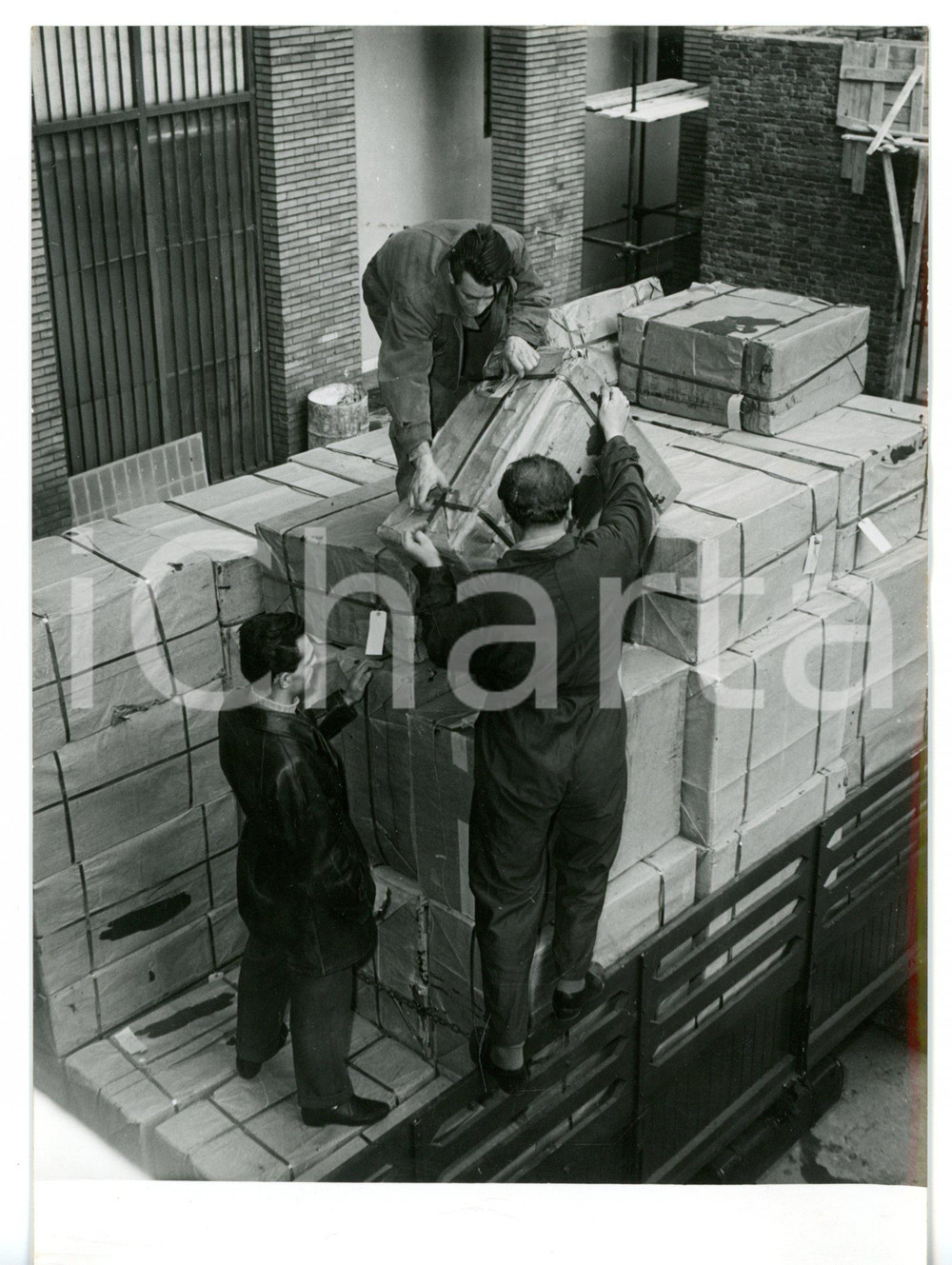 1956 MILANO Guardia di Finanza confisca casse di sigarette di contrabbando *Foto Fotografia d'epoca con didascalia coeva.  CONDIZIONI: FAIR (lieve ondulatura al margine destro; piccola piegatura al margine inferiore) FORMATO: 13x18 cm     originale e autentica 1