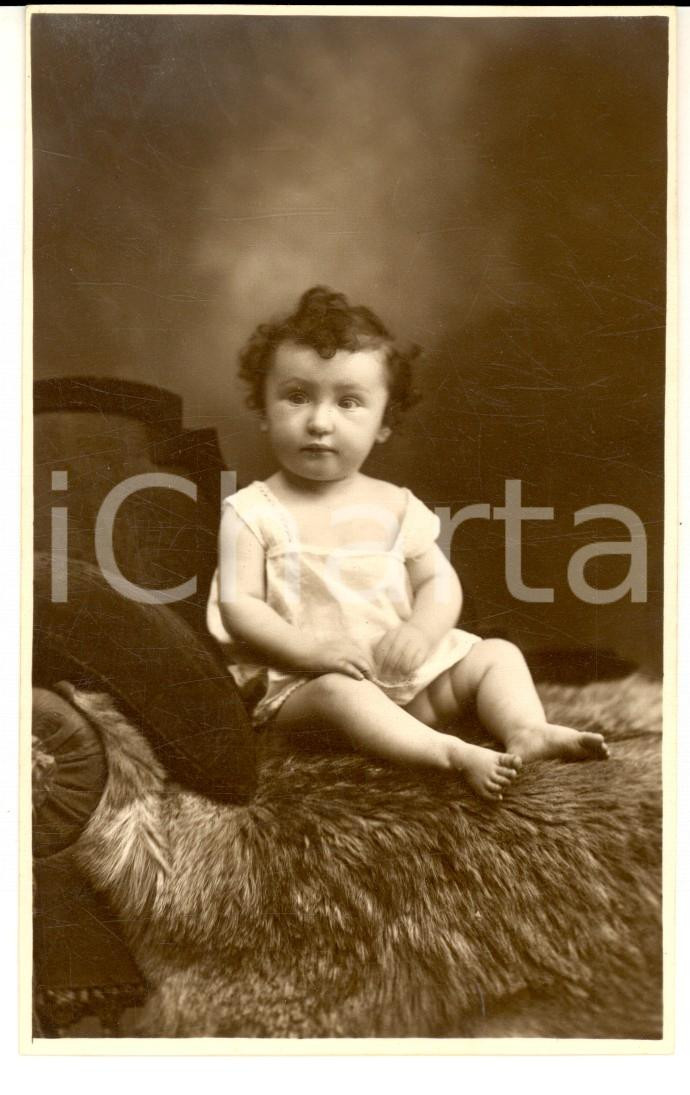 Fotografia d epoca originale 1926 MILANO Ritratto di bambina su pellicciotto Foto cartolina GANDINI 1