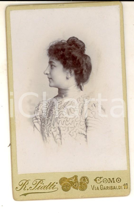 Fotografia d epoca originale 1890 ca COMO Ritratto di donna in abito ricamato Foto Riccardo PIATTI CDV 1