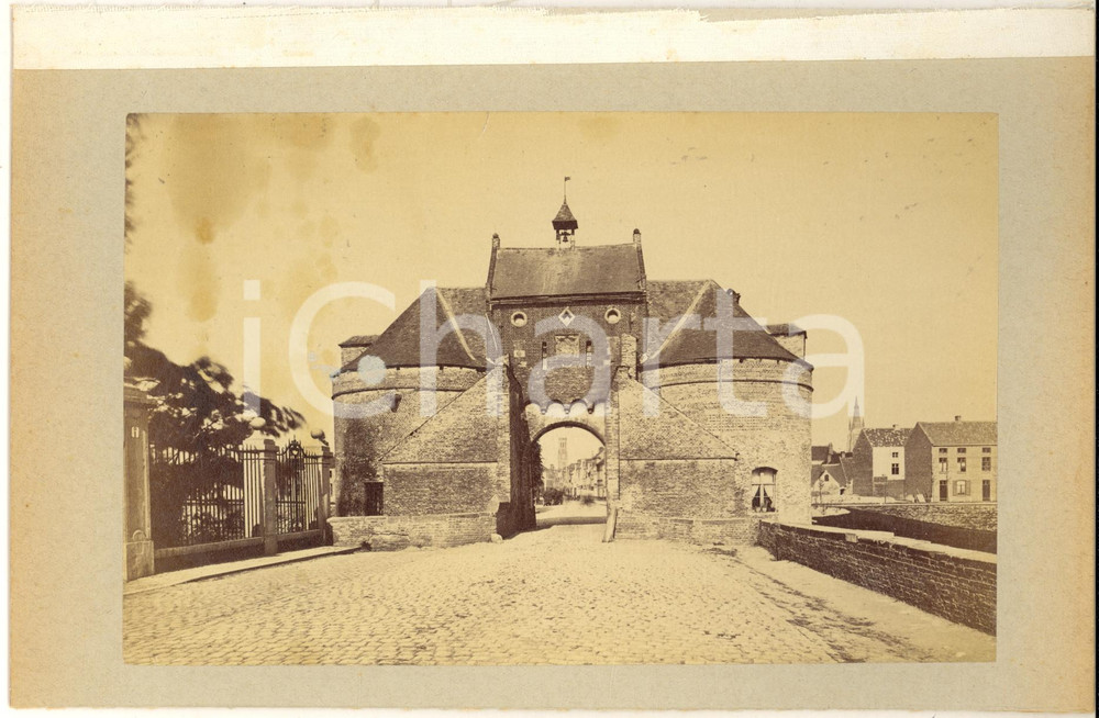 1900 ca BRUGES (BELGIUM) Porte Maréchale - Smedenpoort- Photo 23x15 Fotografia d'epoca originale, stampata all'albumina e montata su cartoncino.CONDIZIONI: P (margine inferiore rifilato; residuo cartaceo al centro; lievi macchie)FORMATO: 23x15 cm     originale e autentica 1
