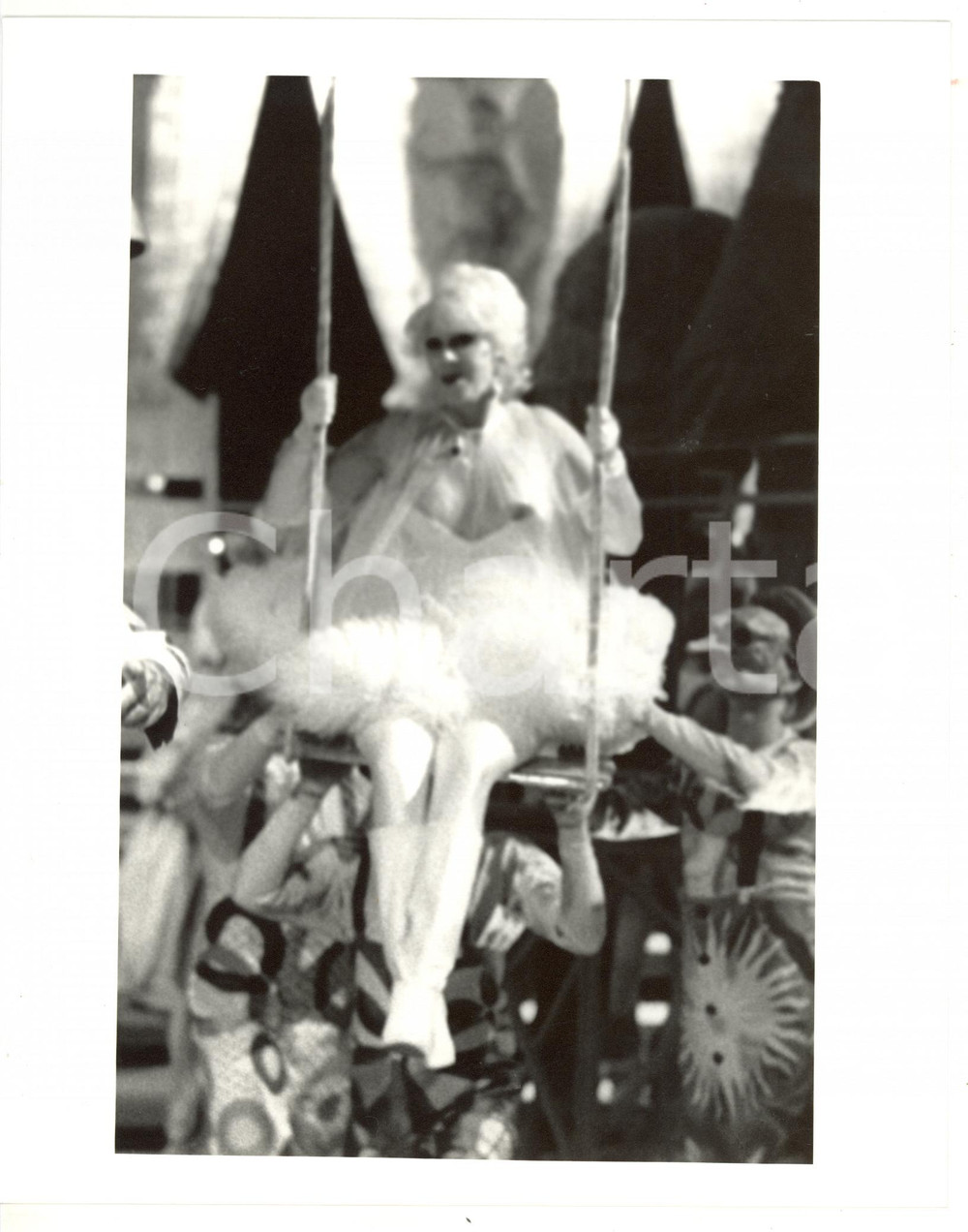 1985 ca TEATRO Franca RAME a seno nudo su un'altalena *Foto VINTAGE 20x25 cm