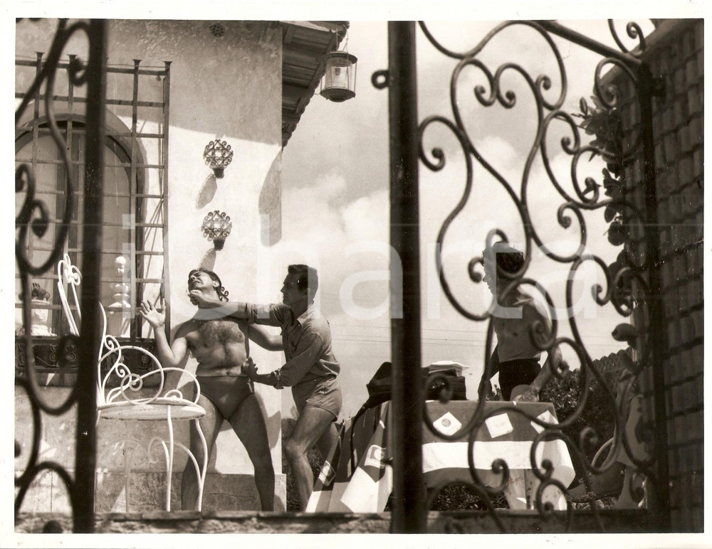 Fotografia d epoca originale 1955 CINEMA ITALIANO Attacco simulato da stuntman a Piero NUCCORINI Foto 18x24 1