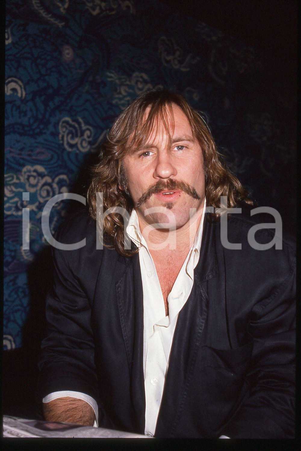 35mm vintage slide* 1989 VENEZIA Gérard DEPARDIEU Mostra del cinema (16) La diapositiva &egrave; stata scattata presso l'Hotel Excelsior in occasione della 46&ordf; Mostra del cinema di Venezia. CONDIZIONI: GOOD Tutti i diritti riservati.E' severamente vietata la riproduzione.  ICharta mette in vendita, sul negozio eBay e in esclusiva sul sito "icharta" il proprio archivio composto da numerose diapositive e negativi fotografici d'epoca, tutti originali e autentici, che attraversano la storia del costume italiano tra gli la fine degli anni Sessanta e Novanta.Si tratta di uno sguardo inedito sull'attualit&agrave;, la politica, la vita quotidiana, il gossip e la cultura, che fotografa il cambiamento della nazione in quest'ultimo scorcio del XX secolo. Un'occasione unica per il mercato del collezionismo, che vede finalmente disponibile un archivio eccezionale per vastit&agrave;, tematiche e condizioni, in un settore (il negativo fotografico e la diapositiva) di assoluta novit&agrave; e dalle interessanti prospettive di investimento.     originale e autentica 1