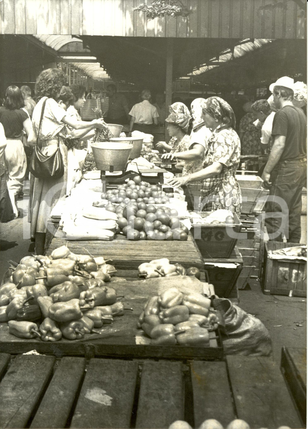 Fotografia d epoca originale 1985 ca ROMANIA Al mercato... donne acquistano frutta e verdura Fotografia 1