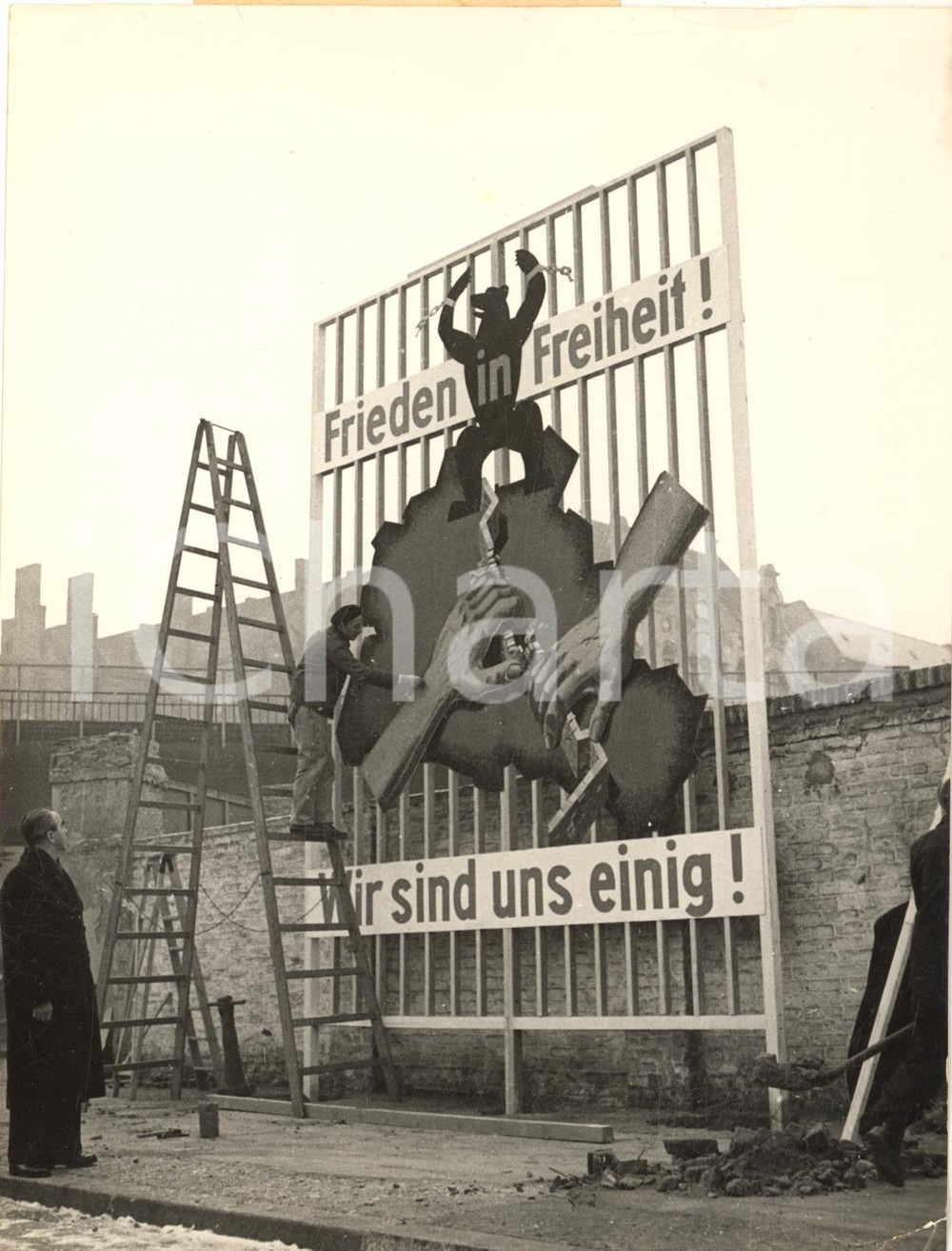 1953 BERLIN KREUZBERG Pannello pro pace tra le due Germanie *Fotografia 15x20 cm
