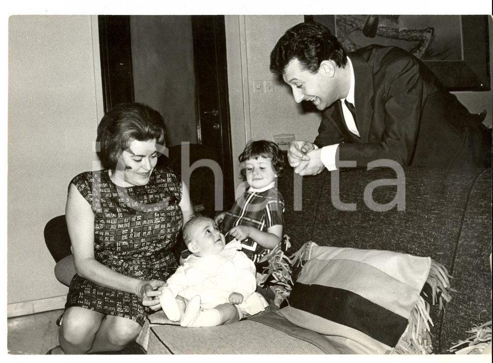 Fotografia d epoca originale 1960 ca PARIS Cantante Pierre PERRIN con la famiglia Fotografia 26x18 1