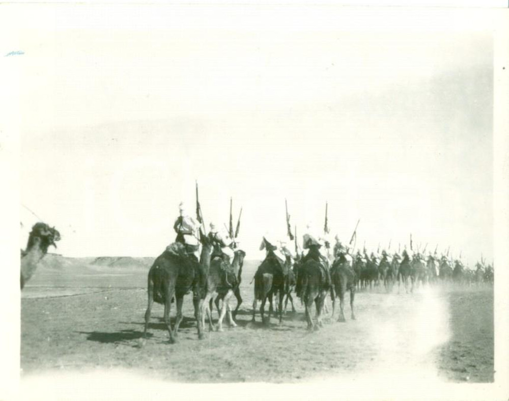 Fotografia d epoca originale 1931 CUFRA LIBIA Carovana di guerrieri sahariani a cavallo Foto Maurizio RAVA 1