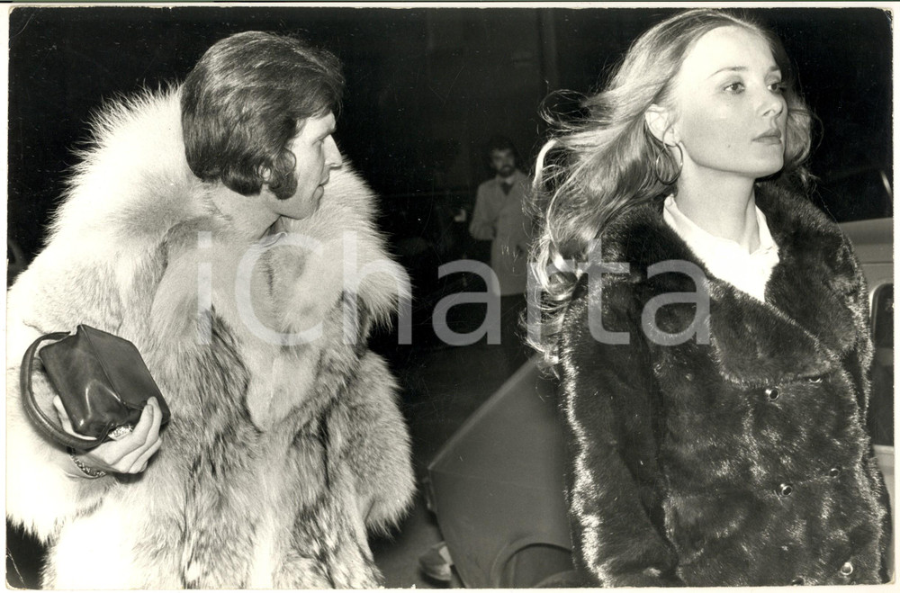 1970 ca GOSSIP Arrivo Barbara BOUCHET e Paolo PAZZAGLIA a una serata (5) - Foto