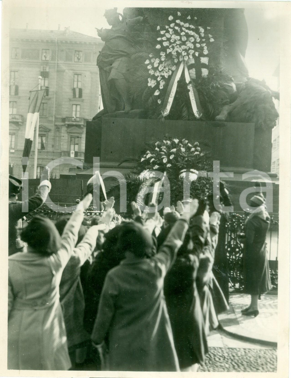 Fotografia d epoca originale 1936 MILANO Ragazzi delle scuole rendono omaggio a Monumento CINQUE GIORNATE 1
