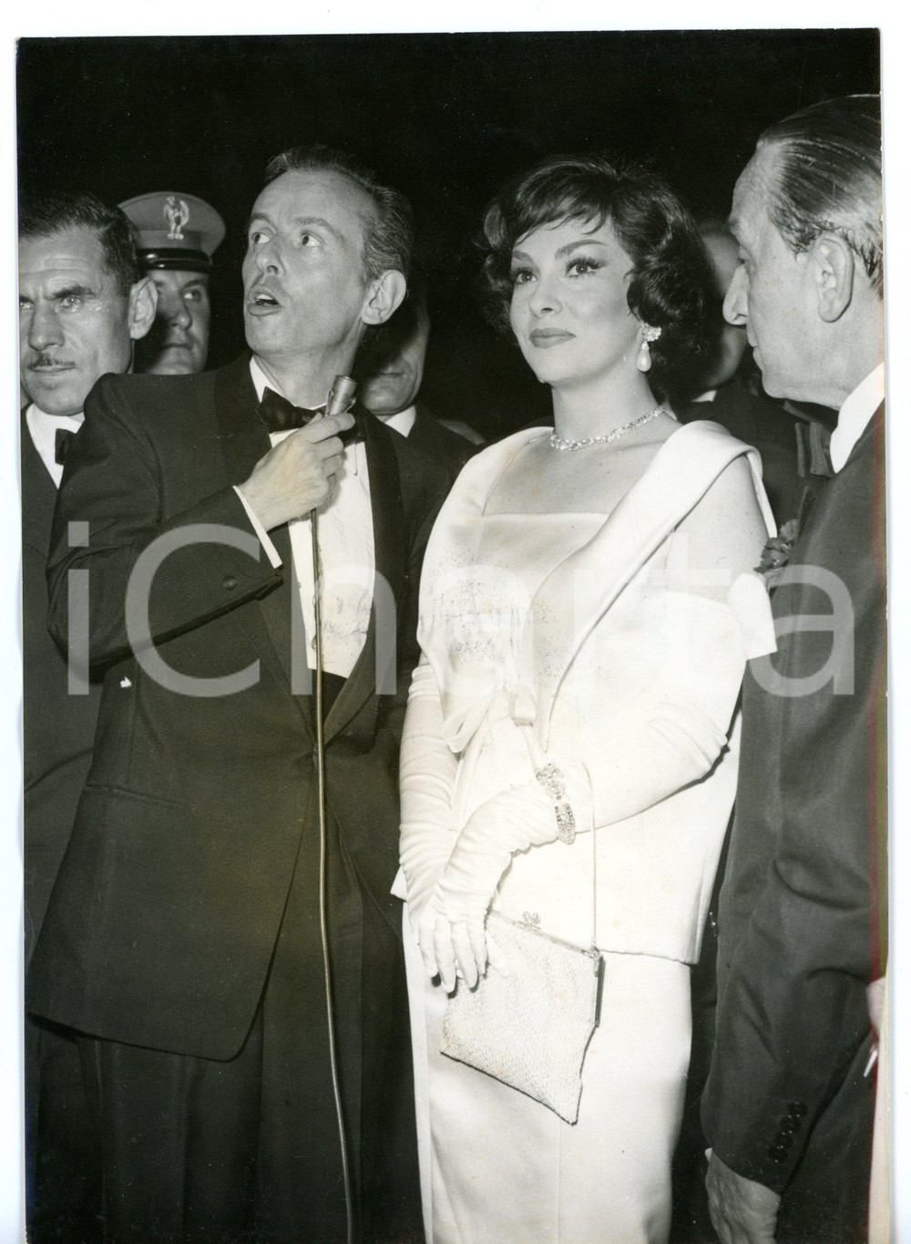 1959 MOSTRA DEL CINEMA DI VENEZIA Gina LOLLOBRIGIDA all'arrivo - Foto 18x13 cm Fotografia d'epoca con didascalia coeva al verso. CONDIZIONI: FAIR (ondulatura al margine sinistro)FORMATO: 13x18 cm     originale e autentica 1