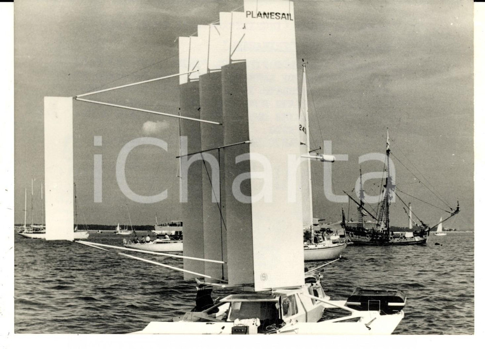 Fotografia d epoca originale 1969 Isola di COWES UK Collaudo del prototipo del TRIMARANO Foto 18x13 1