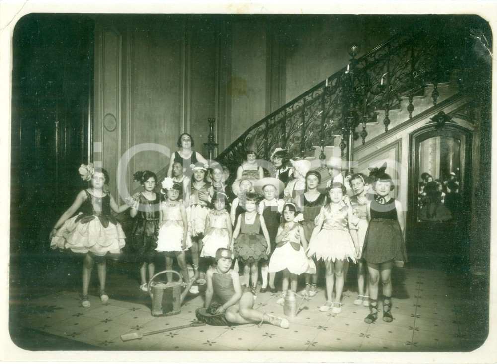 Fotografia d epoca originale 1940 ca PARIS ? Gruppo di bambine per recita in costume Fotografia cm 18 x 13 1