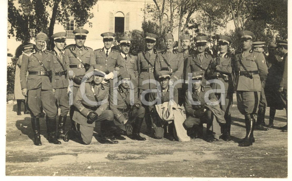 Fotografia d epoca originale 1940 ca WW2 ITALIA Gruppo di ufficiali in un parco  Foto cartolina 14x9 cm 1