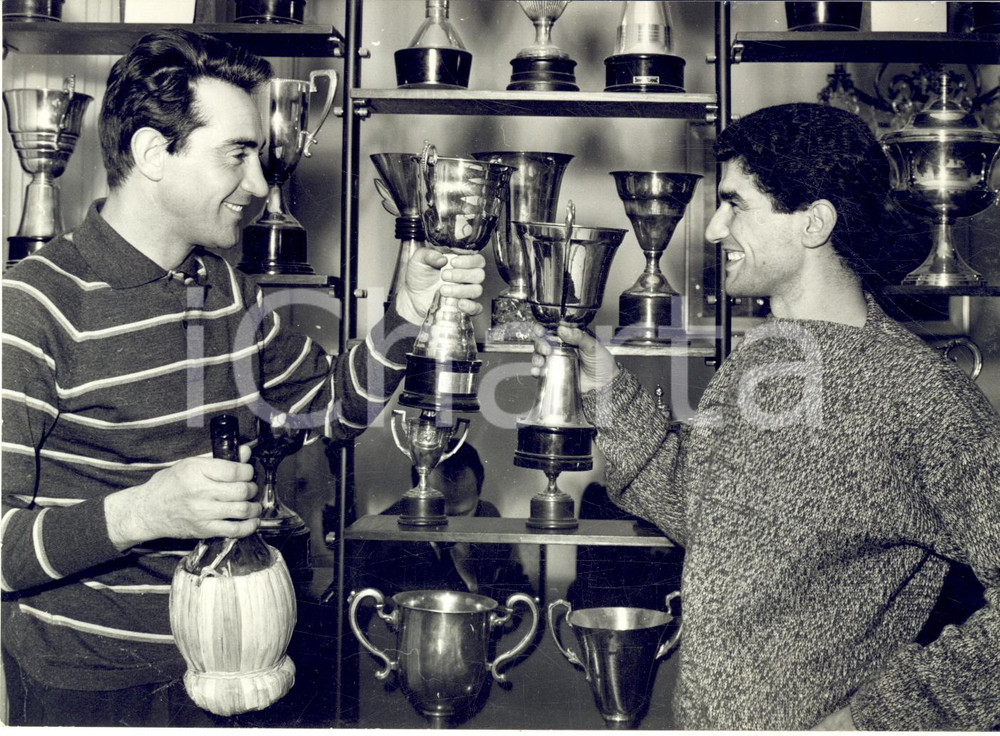 1958 BOLOGNA Tarquinio PROVINI brinda nelle coppe con Walter CHIARI *Foto 18x13